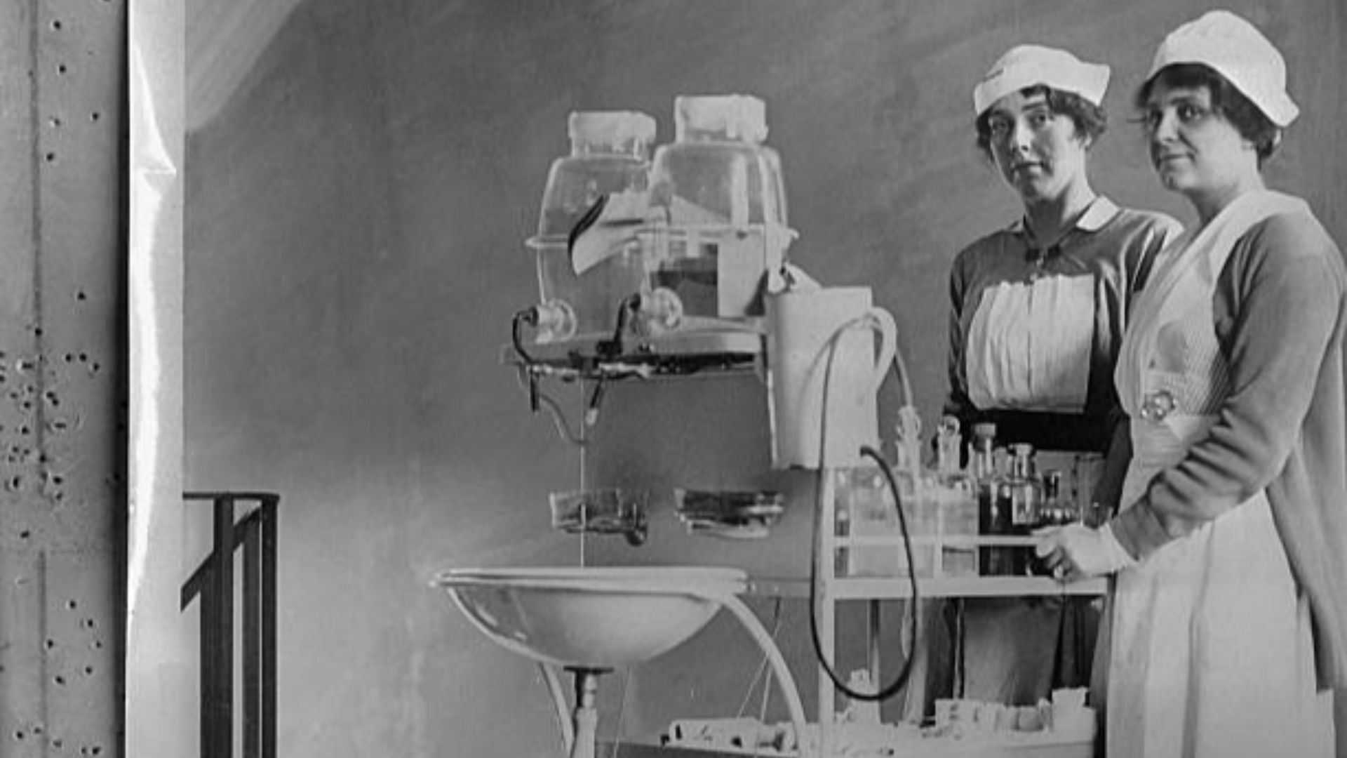 File:Vera Bate Lombardi - born Vera Nina Arkwright - with Mrs E Whitney at American Hospital in Paris 1915.jpg