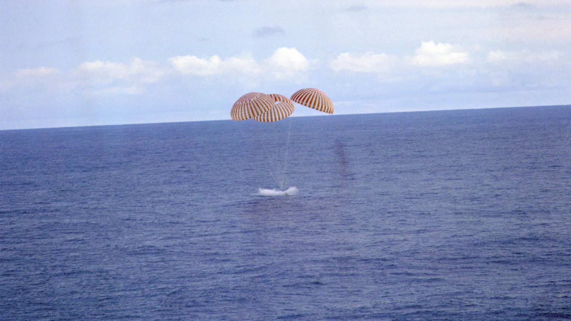 File:Apollo13 splashdown.jpg