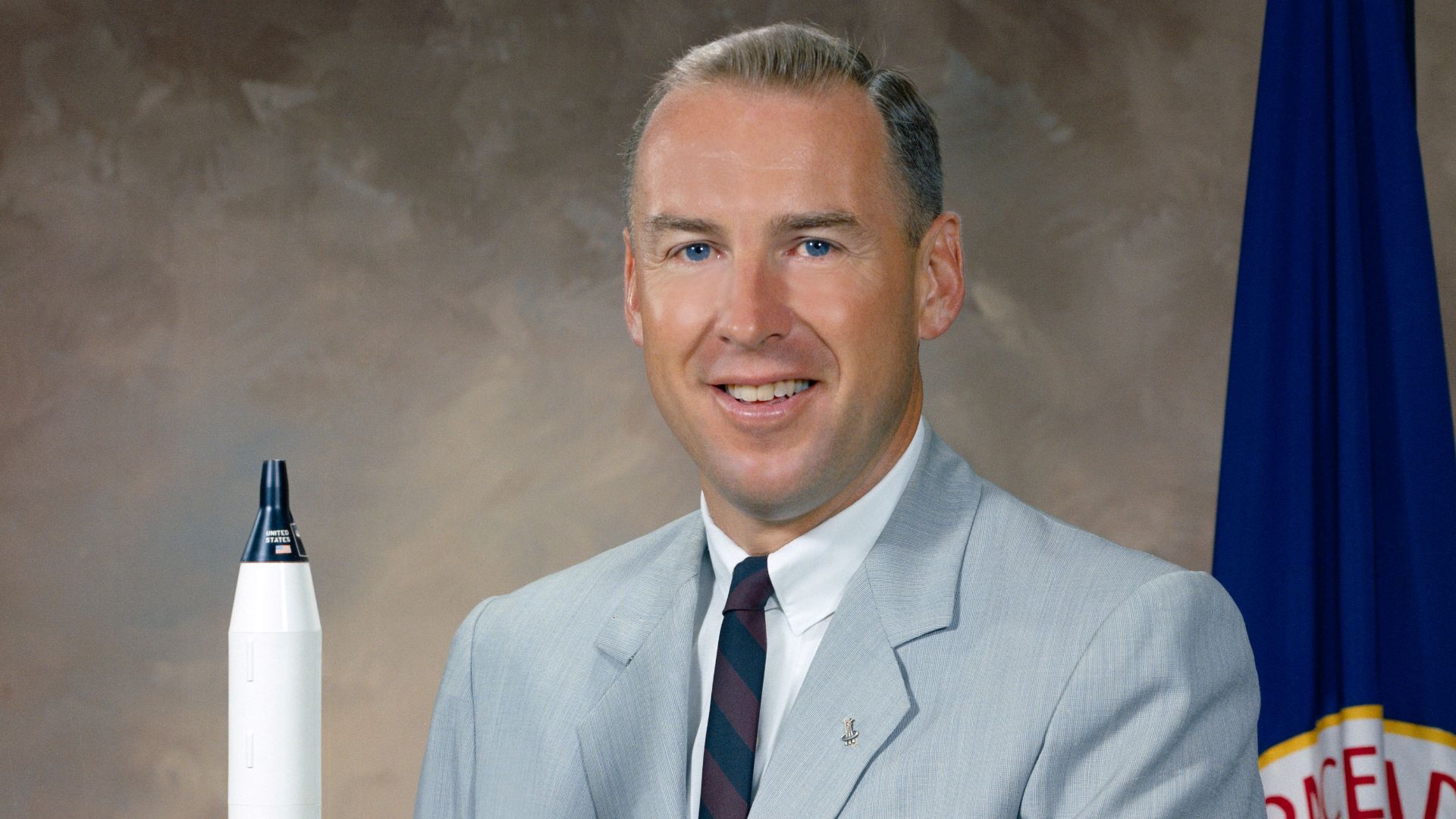 File:Jim Lovell official 1964 portrait.jpg
