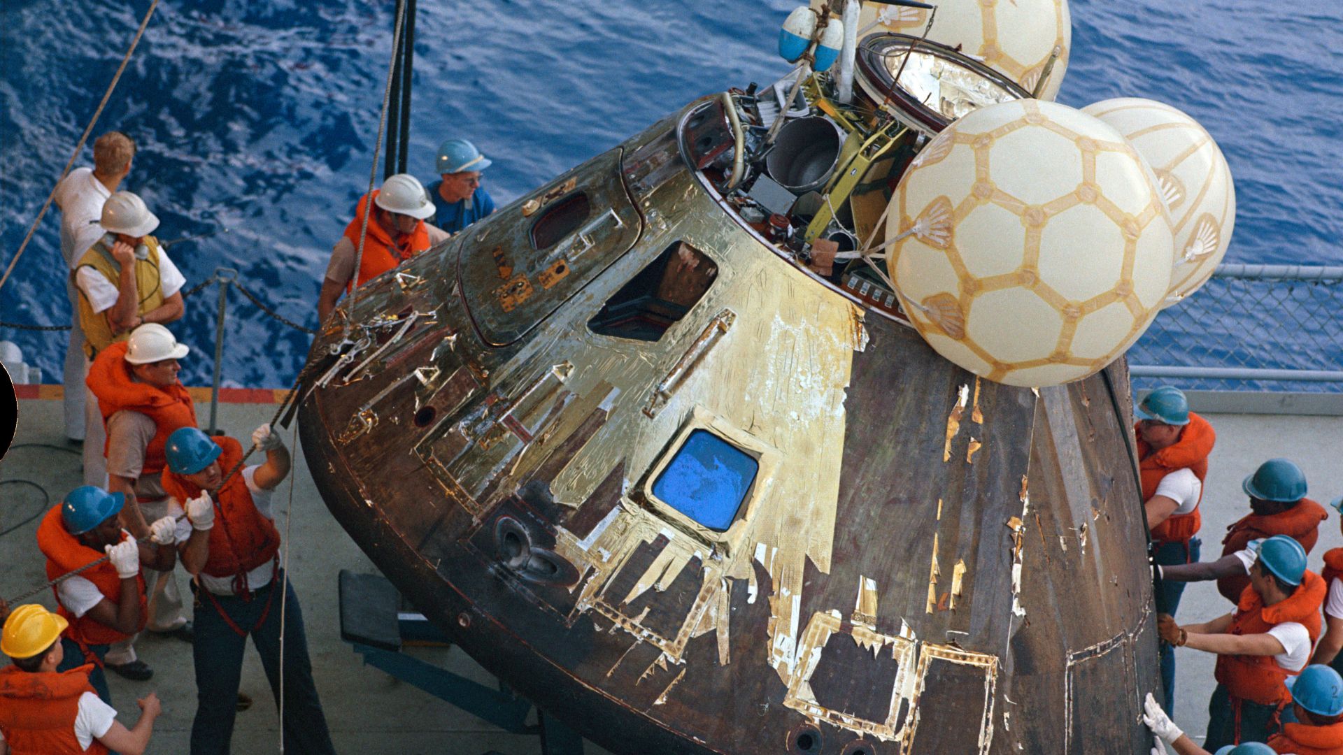 File:Apollo13-load on deck.jpg