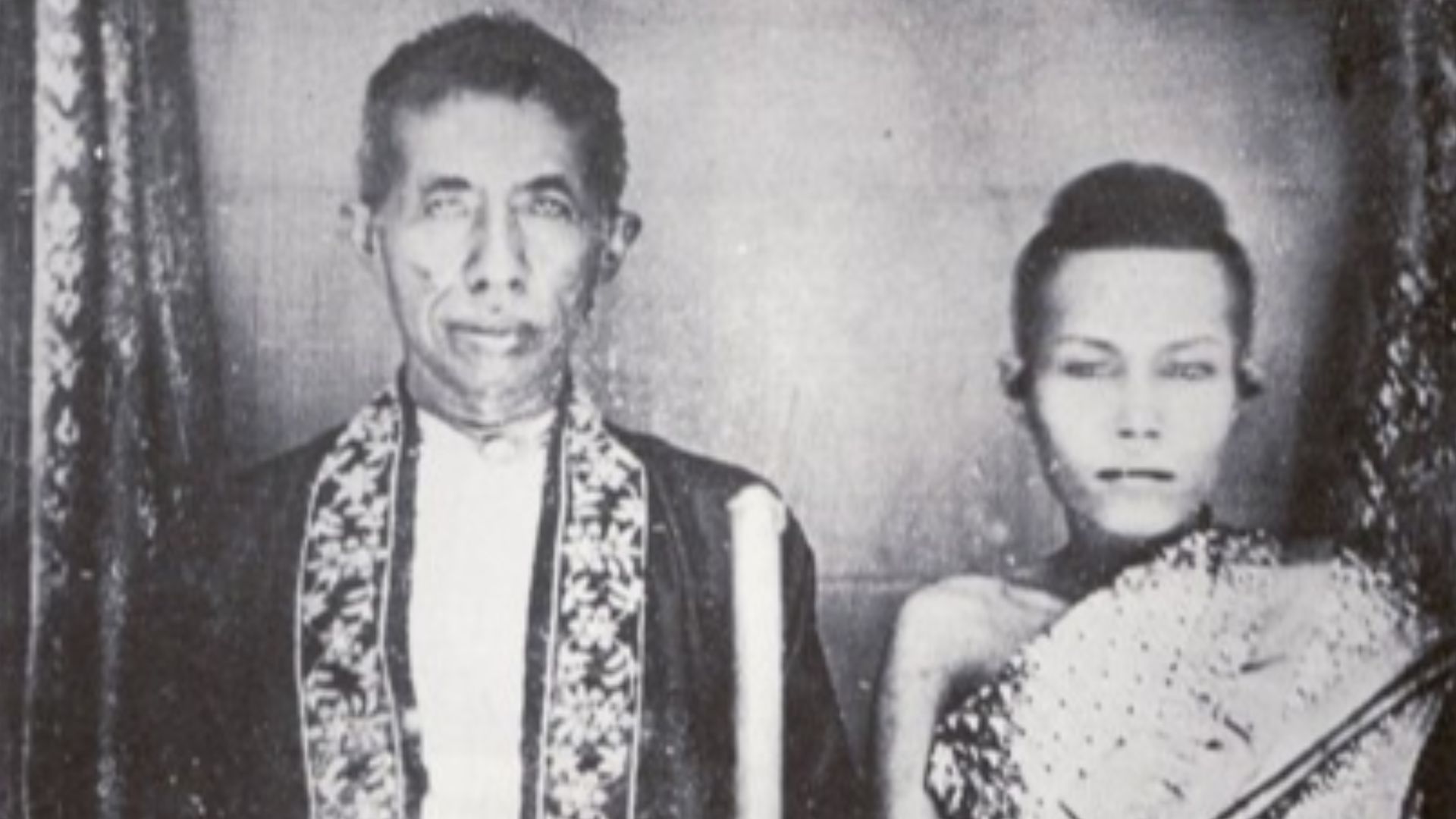 File:Mongkut & Debsirindra.jpg