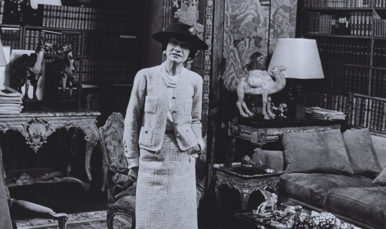 Gettyimages - 1311322501, Portrait Of Coco Chanel At Home Portrait of French fashion designer Coco Chanel (1883 - 1971) in her home (at 31 Rue Cambon), Paris, France, circa 1950s. 