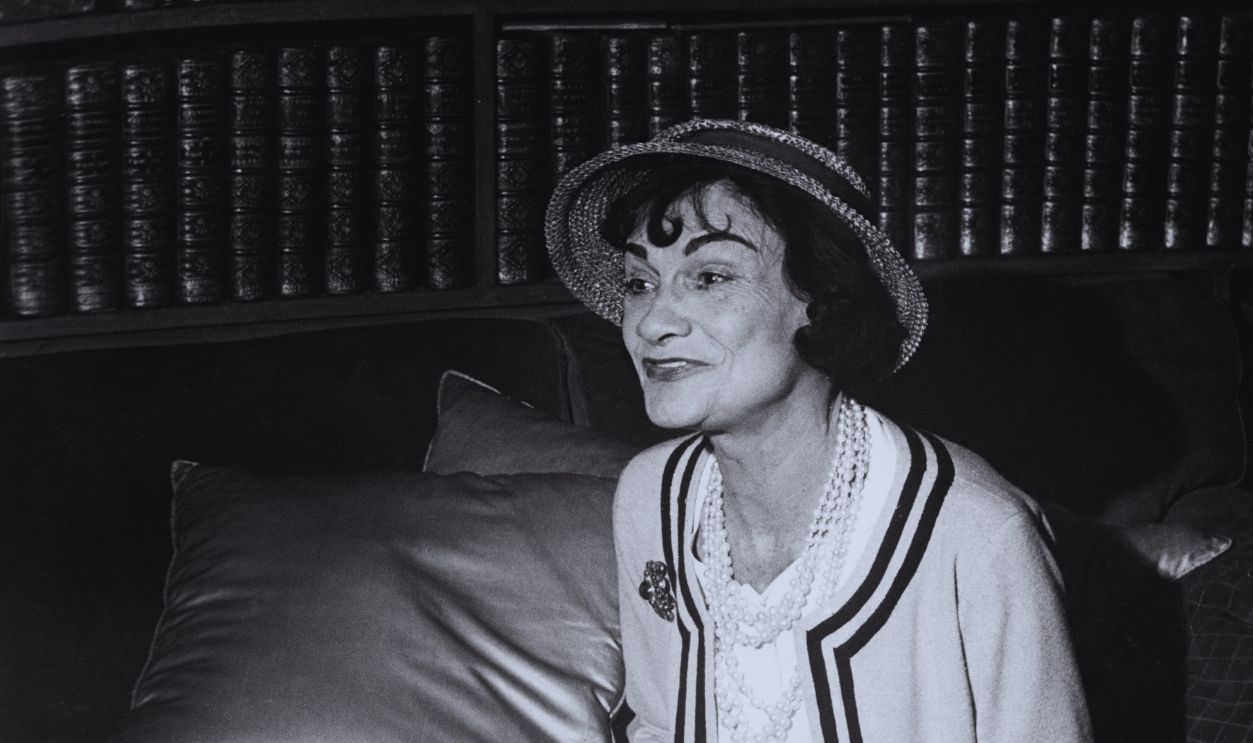 Gettyimages - 89518185, Coco Chanel French fashion designer Coco Chanel (1883 - 1971) in her apartment at the Hotel Ritz Paris, 1960. 