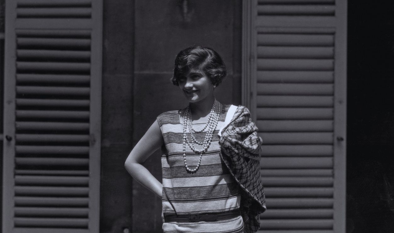 Gettyimages - 2669347, Coco Chanel French couturier Gabrielle 'Coco' Chanel (1883 - 1971) at her home, Fauborg, St Honore, Paris. 