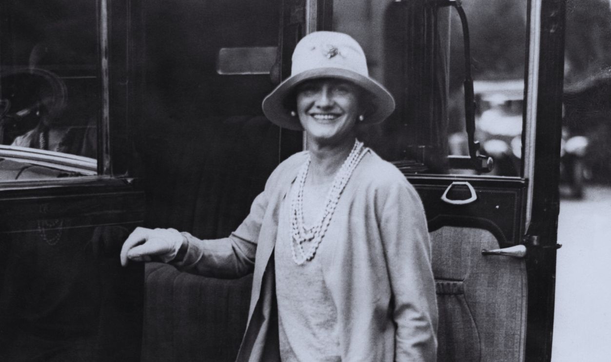 Gettyimages - 89518207, Coco Chanel French fashion designer Coco Chanel (1883 - 1971) in the French seaside resort of Biarritz, circa 1928 