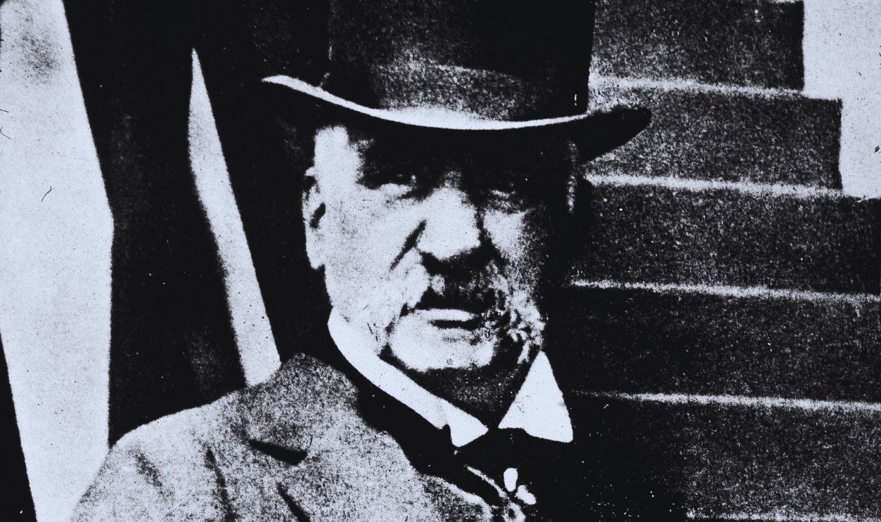 Gettyimages - 50970917, Portrait Of J. P. Morgan Sr. American financier John Pierpont Morgan Sr. (1837-1913), dressed in a coat and waistcoat, complete with a top hat, watch fob, and dangling pince-nez, 1910.