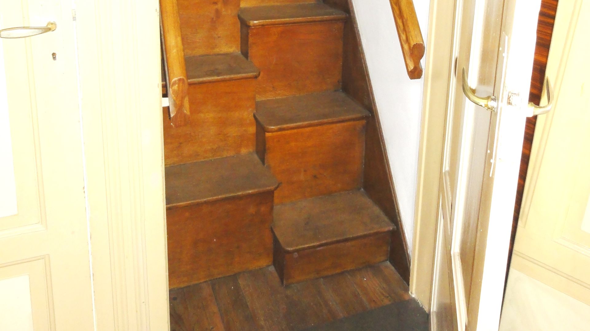 File:Lunéville (M-et-M) escalier d'une maison à marches alternantes g-dr.jpg