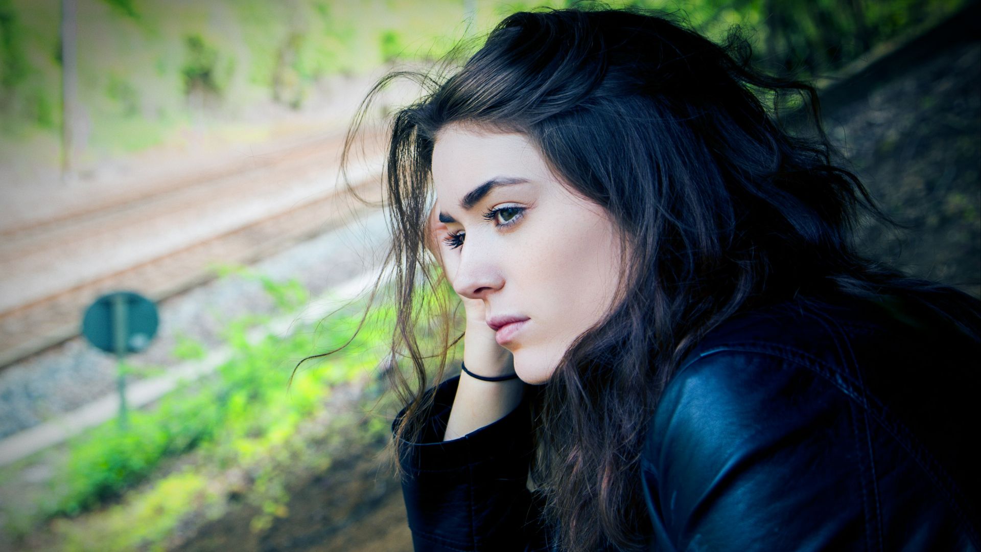 woman sitting outdoor during daytime