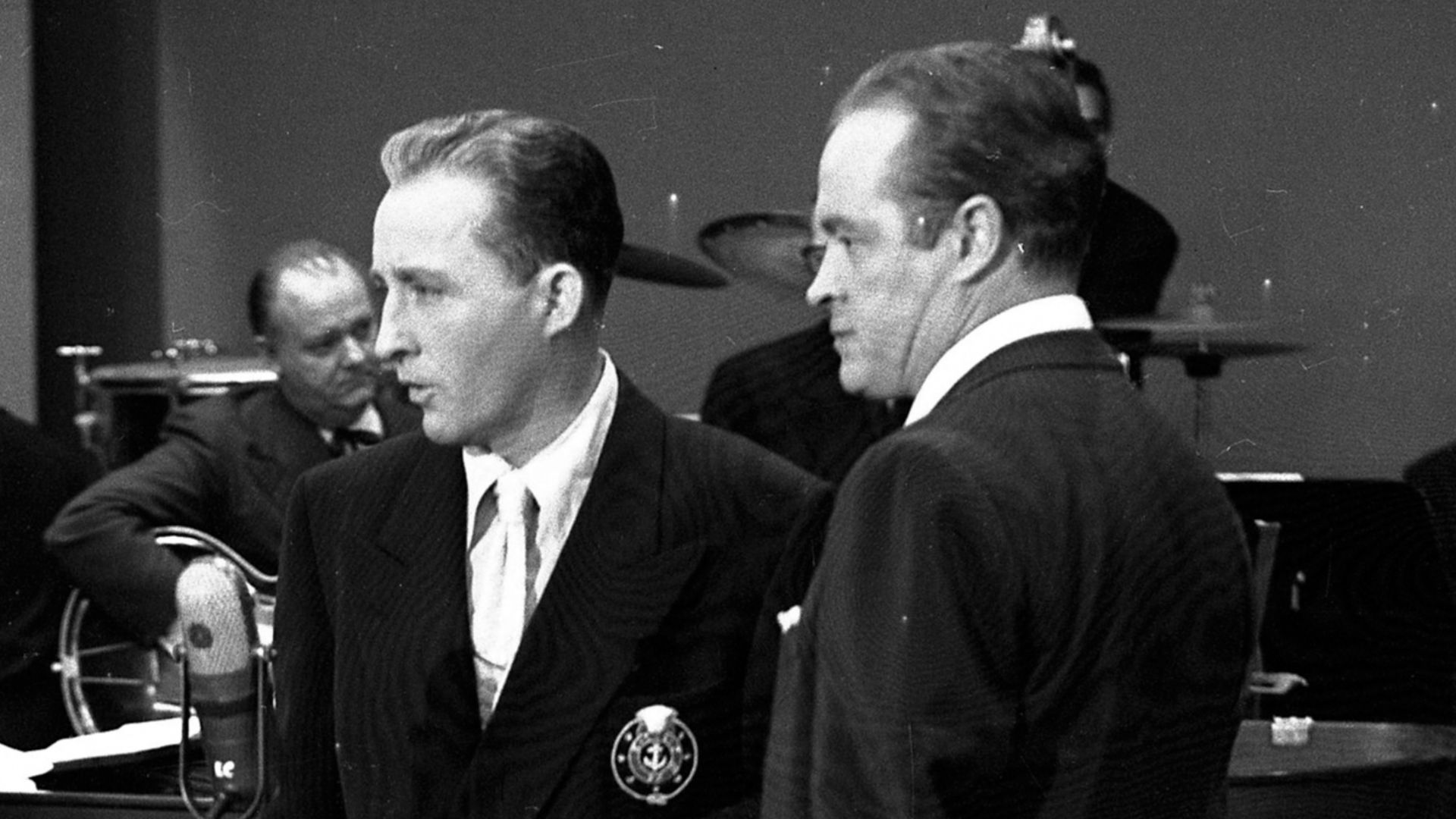 File:Bing Crosby and Bob Hope at telethon for 1952 Olympic Games.jpg