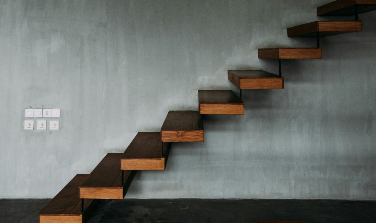 Floating Cantilever Stairs With No Handrail