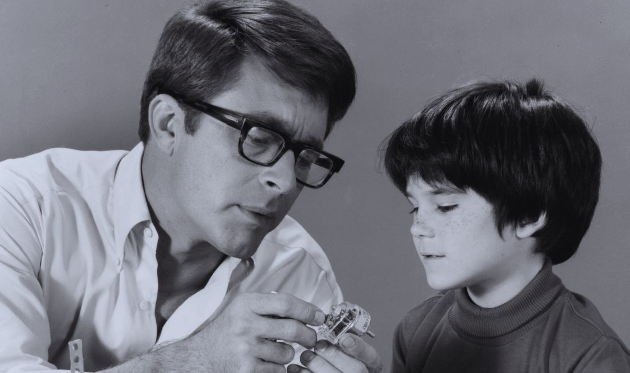 Gettyimages - 138573110, Bill Bixby And Brandon Cruz In 'The Courtship Of Eddie's Father' Brandon Cruz and Bill Bixby working on an erector set in a scene from the television series 'The Courtship Of Eddie's Father', 1969.
