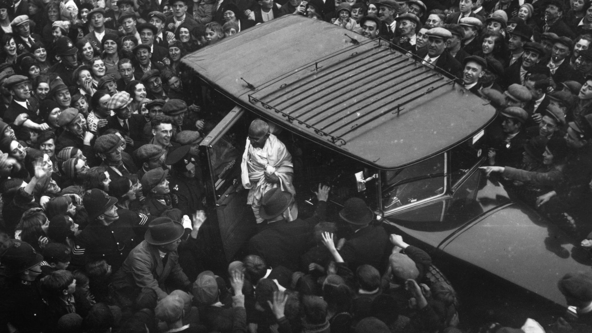 File:An admiring East End crowd gathers to witness the arrival of Mahatma Gandhi.jpg