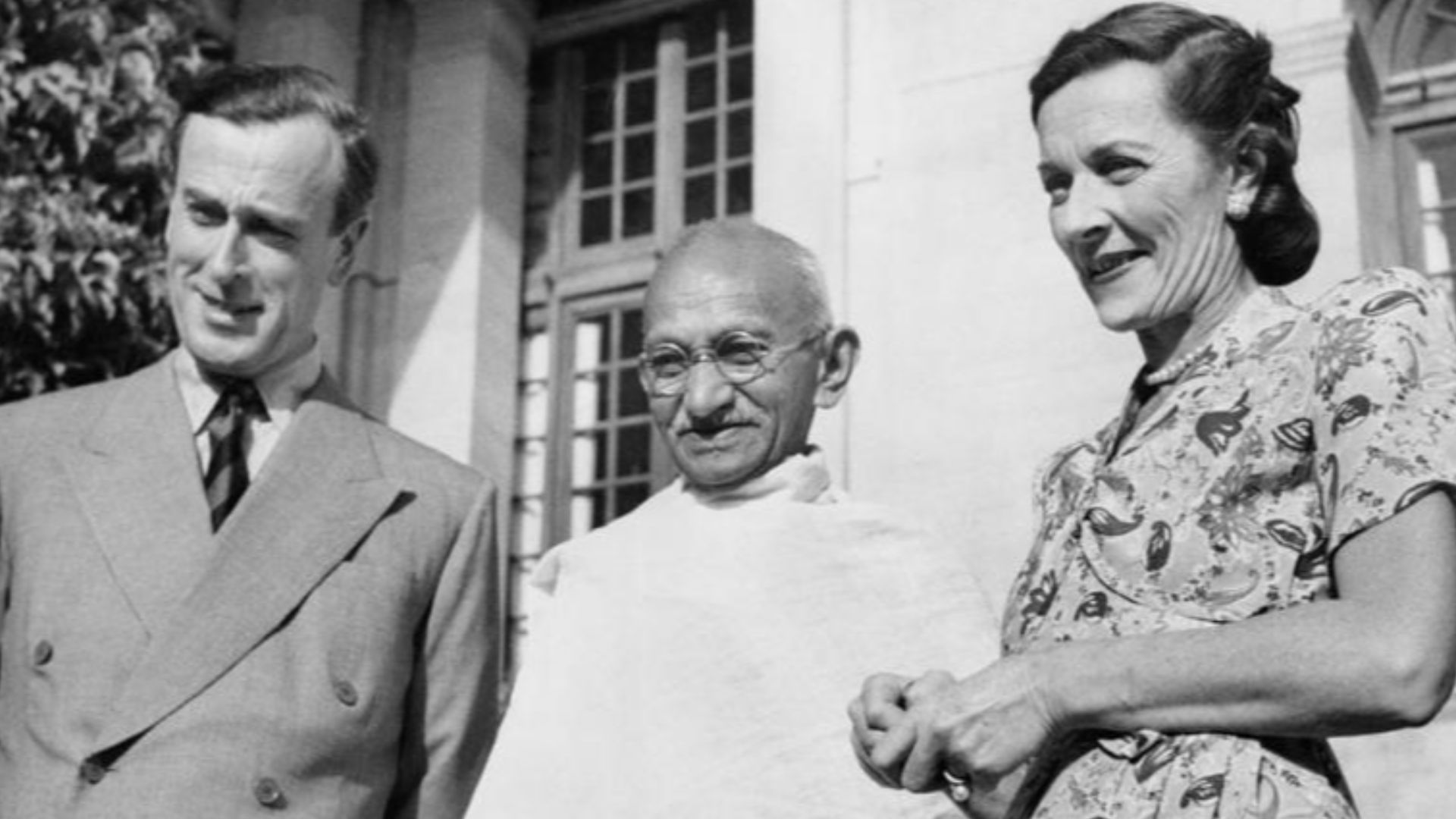 File:Mountbattens with Gandhi (IND 5298).jpg