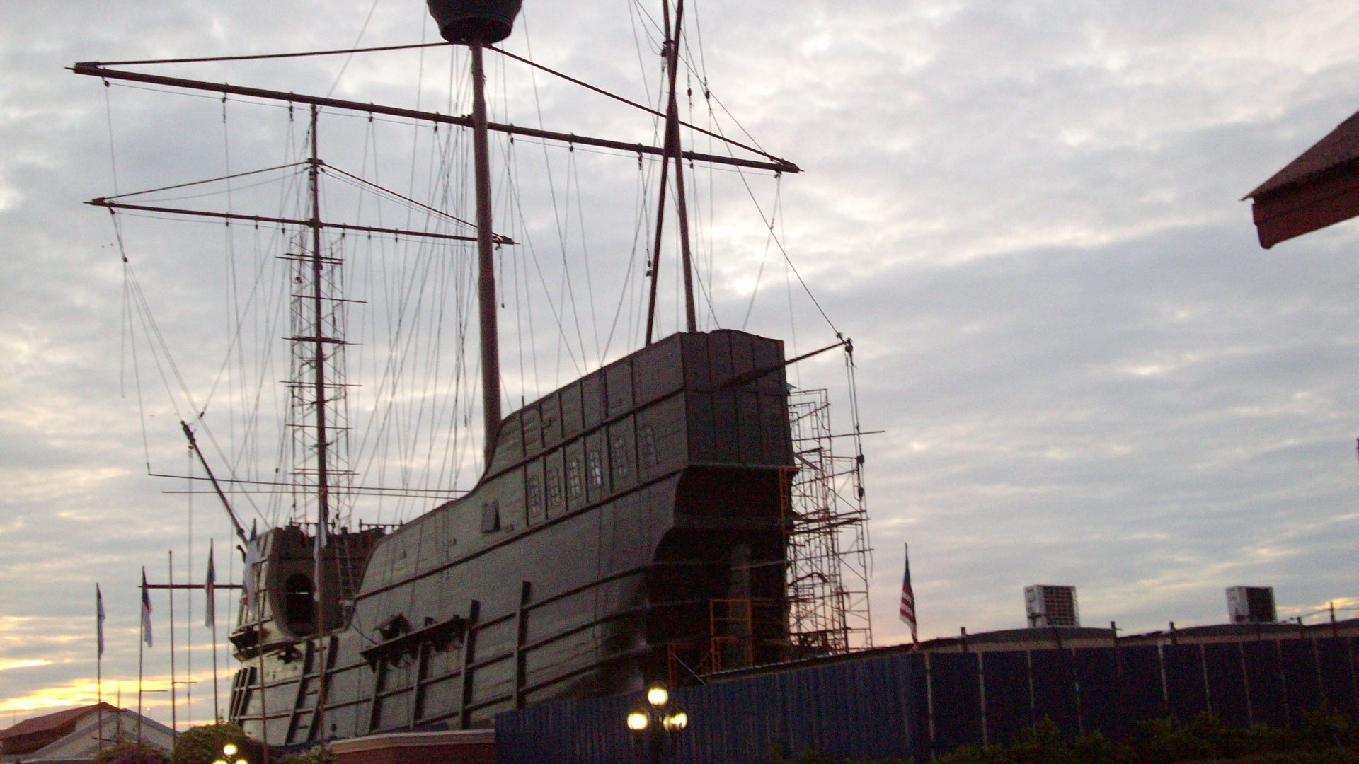 File:Replica Museum portuguese ship 'Flor de La Mar'(25-10-07).JPG