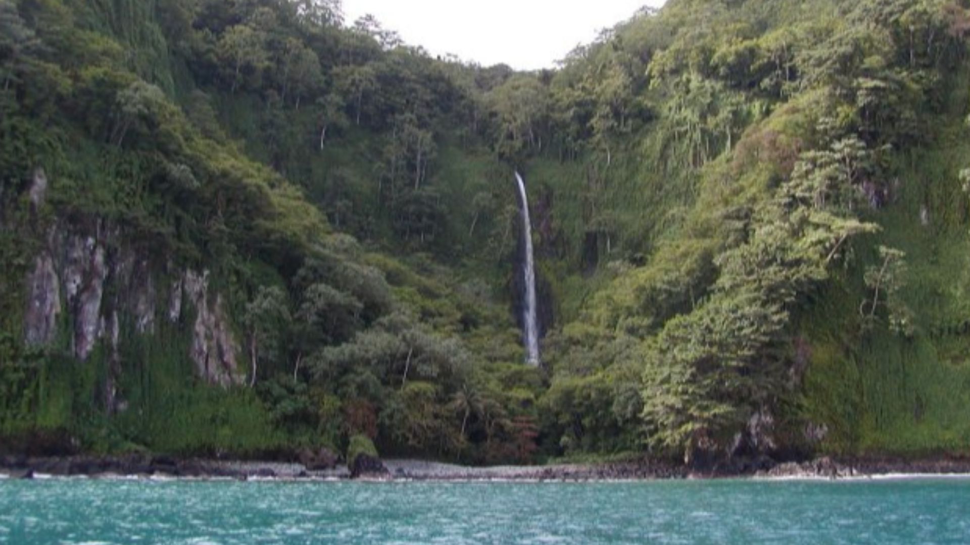 File:A gorgeous waterfall on isla del coco.jpg