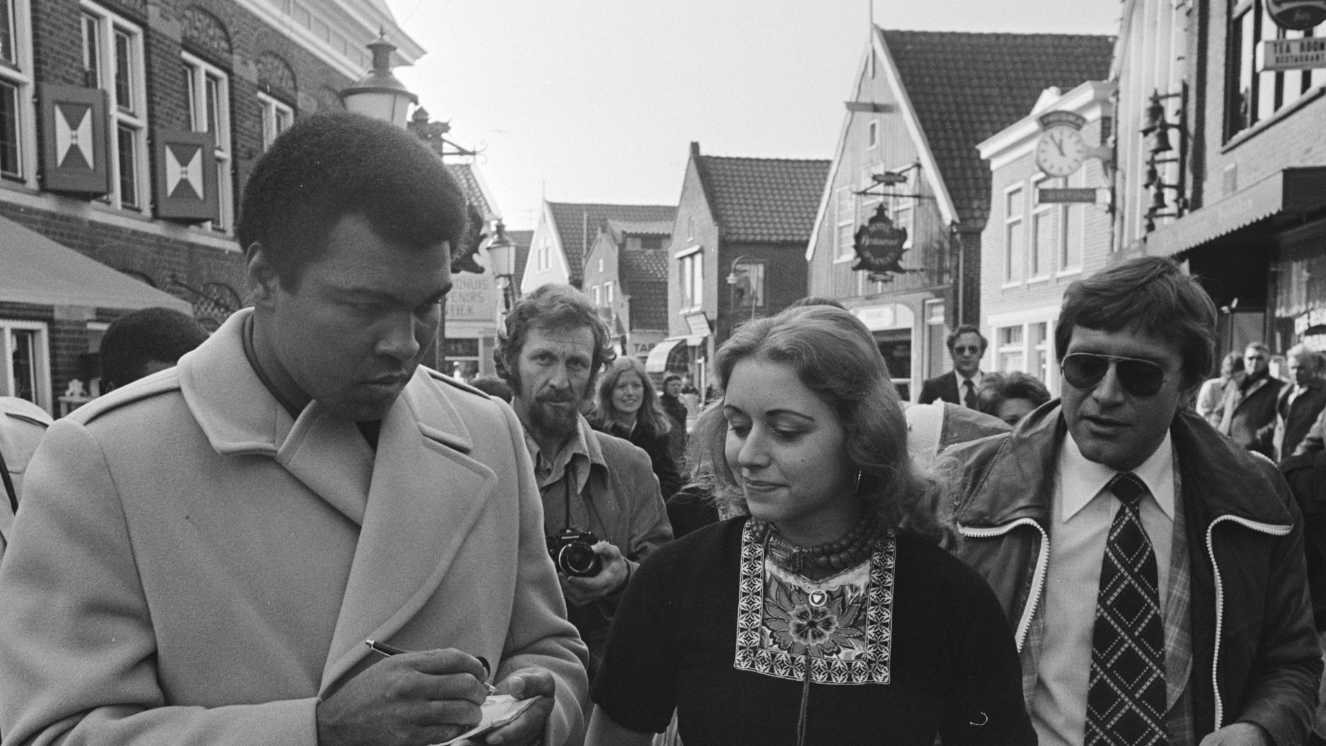 File:Muhammad Ali signing autographs for Volendam girls 2.jpg