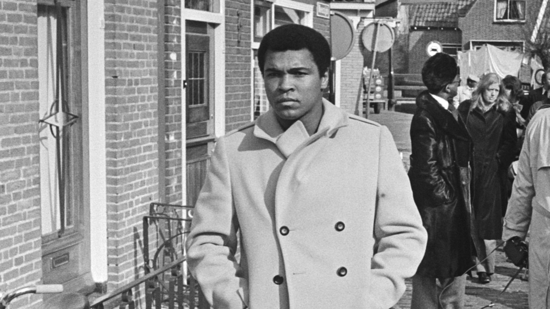 File:Mohammed Ali bezoekt Volendam Ali wandelt in Volendam, Bestanddeelnr 928-4535.jpg