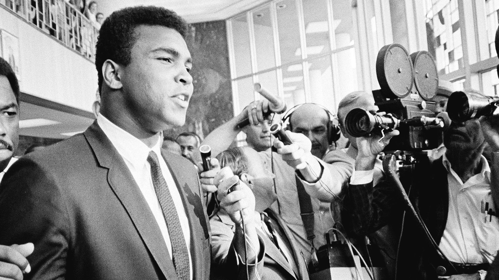 File:Muhammad Ali leaving court on June 19, 1967.jpg
