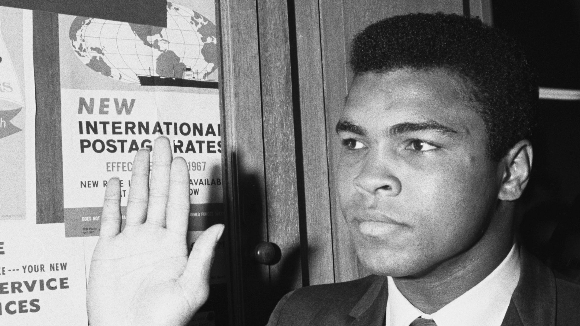 File:Muhammad Ali waves at fans at Army Induction.jpg