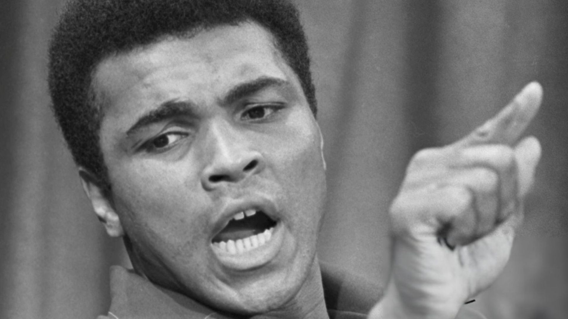 File:Muhammad Ali stresses a point during a press conference in 1972.jpg
