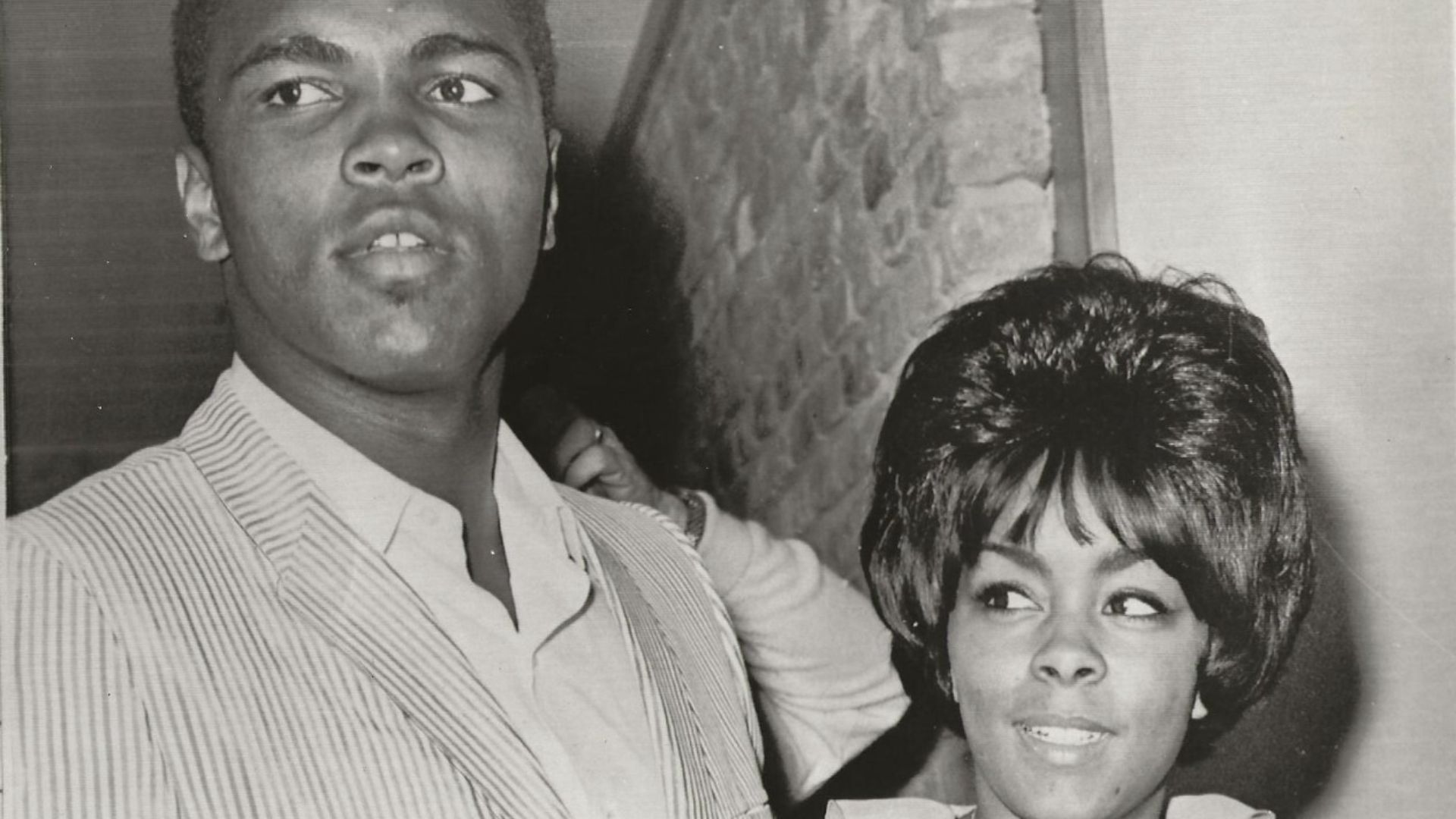 File:1965 Muhammad ALI and Sonji ROI.jpg