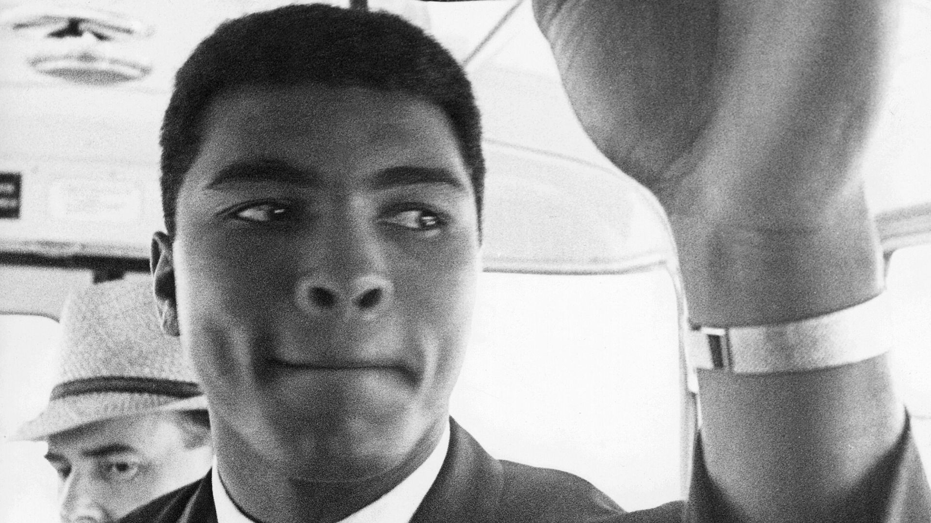 File:1966 Muhammad ALI arrives in Frankfurt for Karl MILDENBERGER Bout AP Wire Photo.jpg