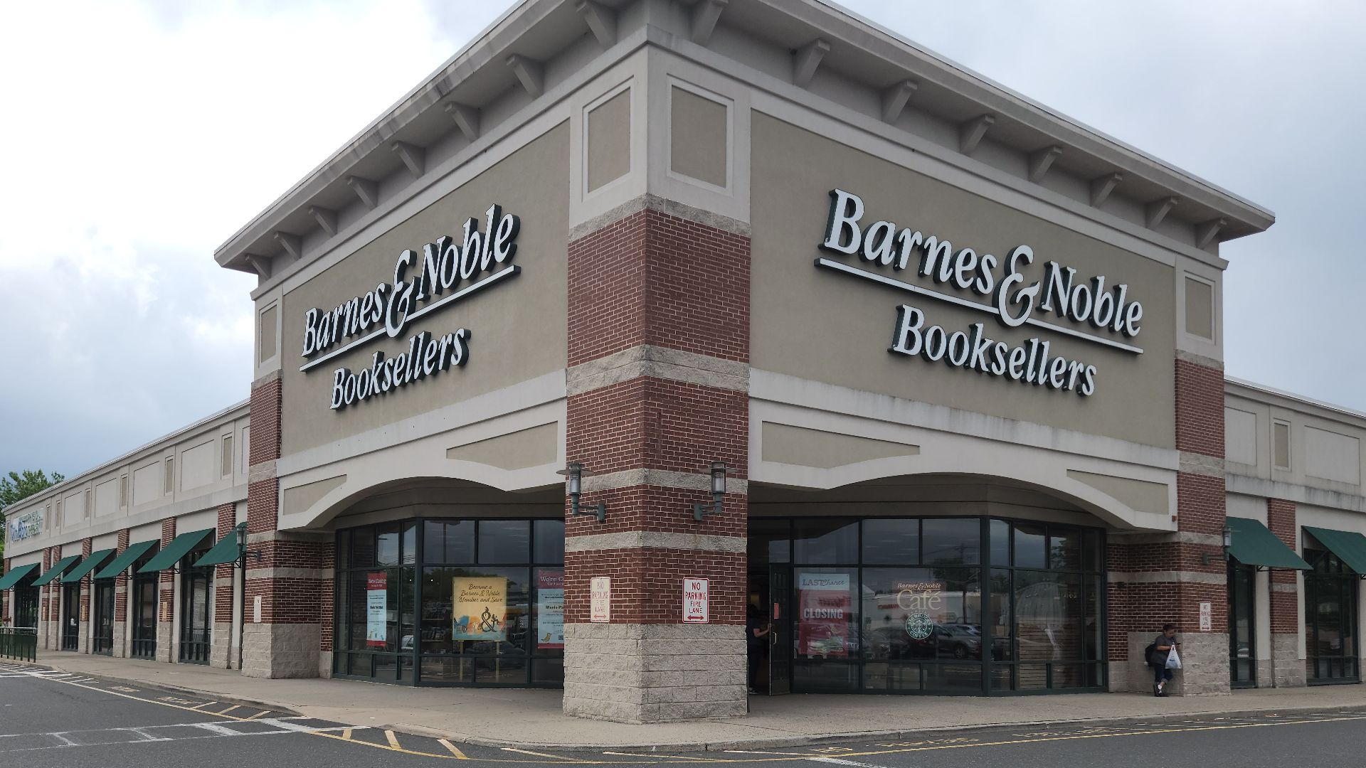 File:Clark Barnes & Noble (19).jpg