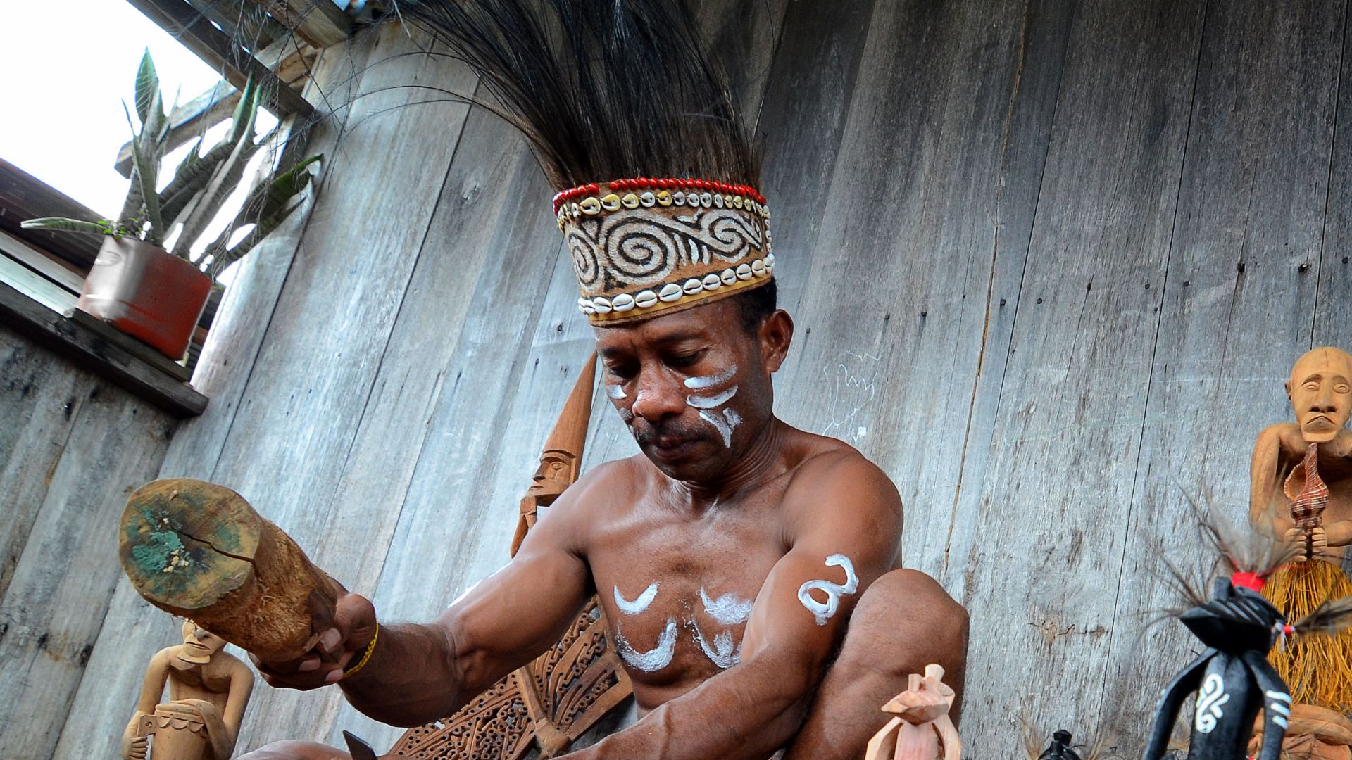 File:Pemahat Patung Asmat.jpg