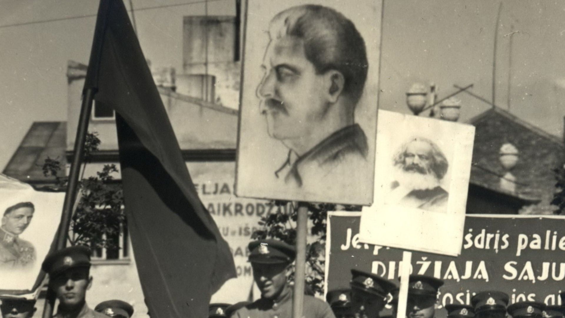 File:Soldiers of the Lithuanian People's Army carrying the Soviet propaganda posters in 1940.jpg