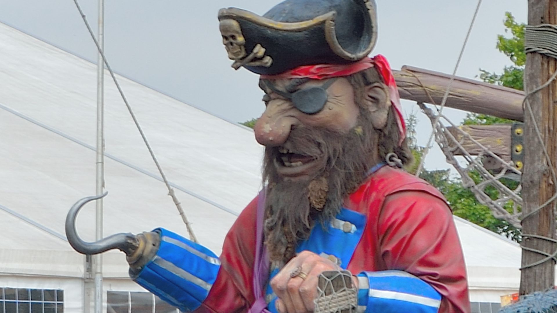 File:Pirate's eye care on Puetzchens Markt.jpg