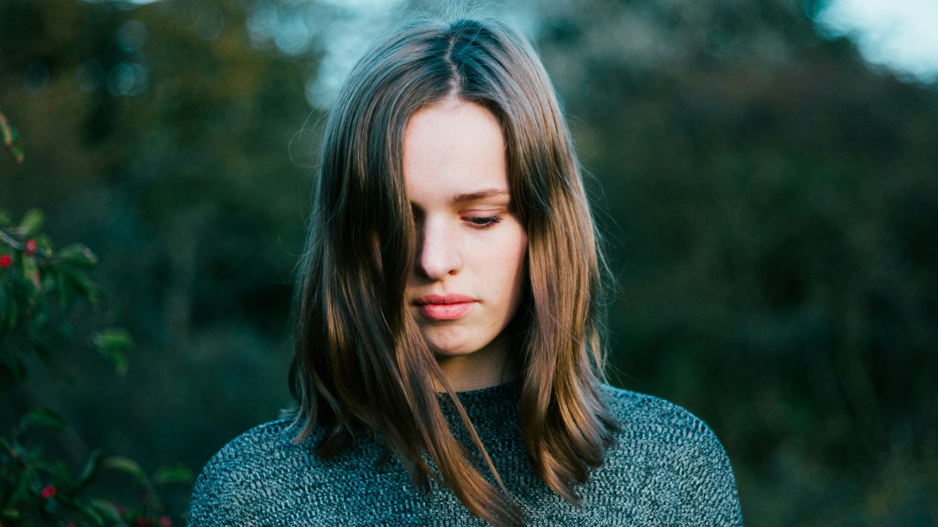 woman wearing gray knitted sweater