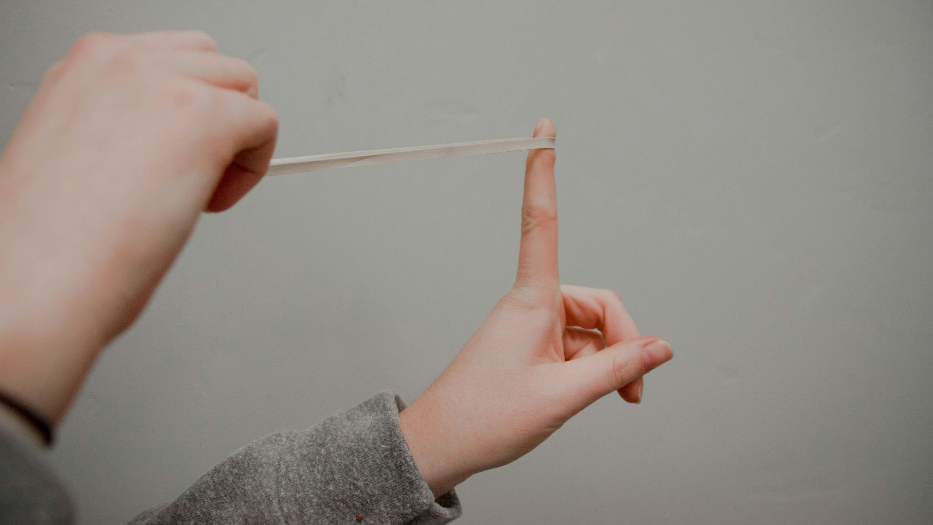 person holding rubberband