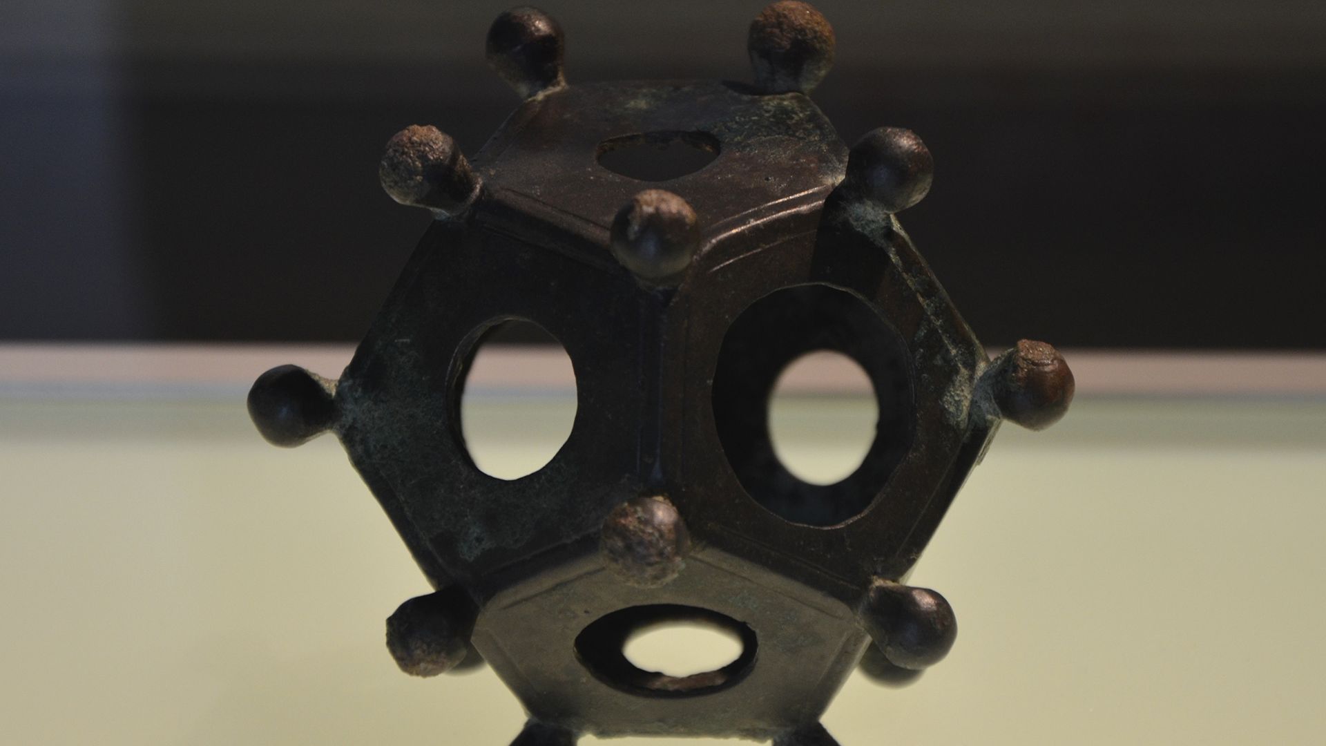 File:Ancient Roman dodecahedron, Gallo-Roman Museum of Tongeren, Belgium (27543850102).jpg