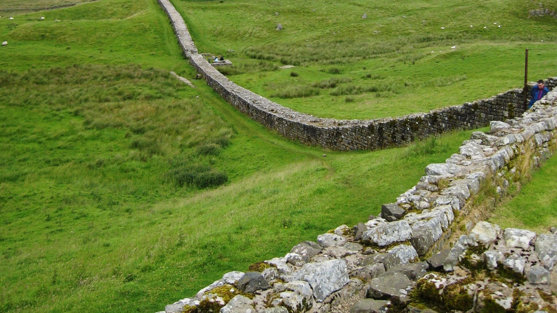 File:Hadrians Wall from Housesteads1 crop.jpg