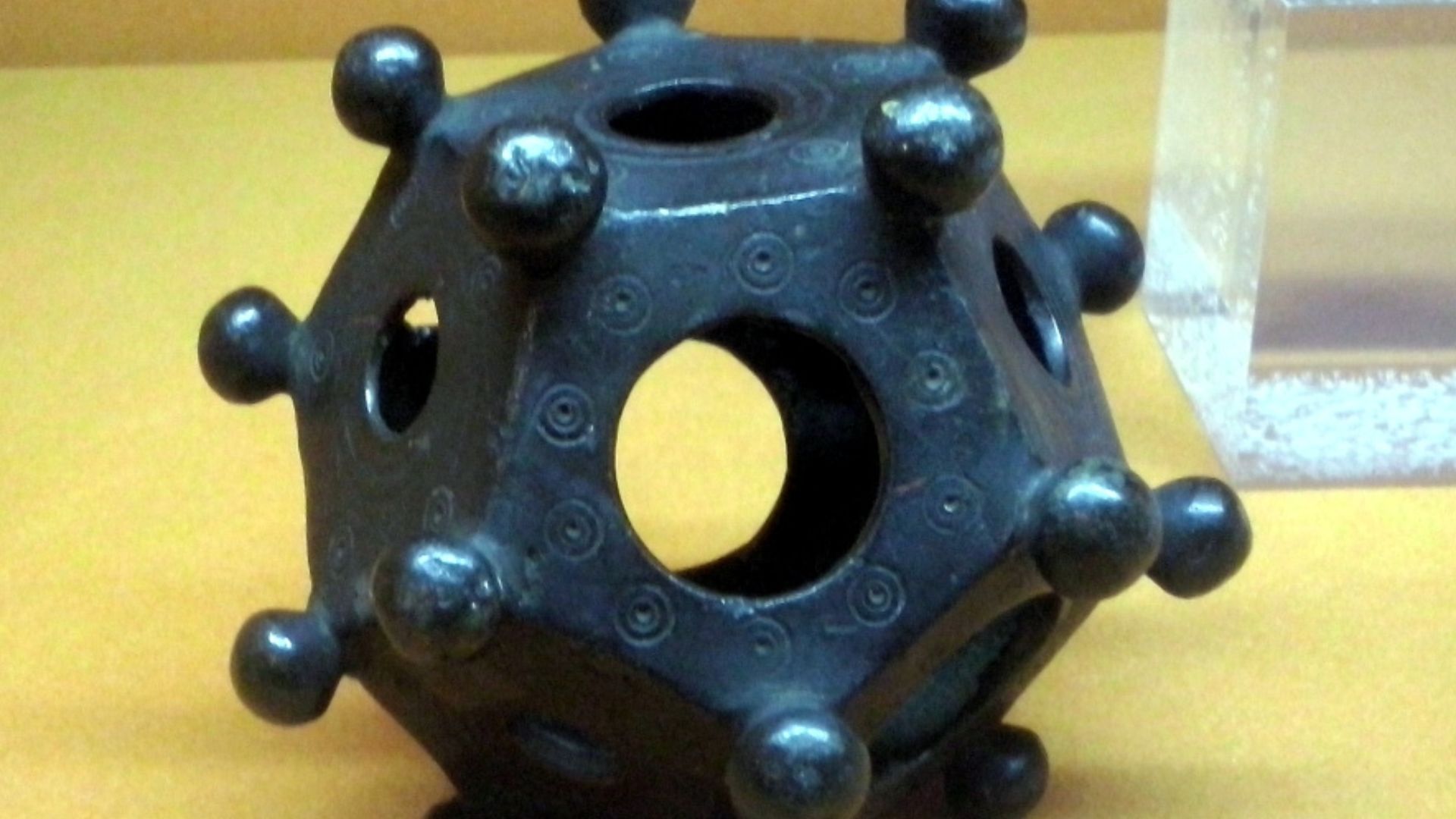 File:Grand dodecaèdre romain - Lyon.jpg