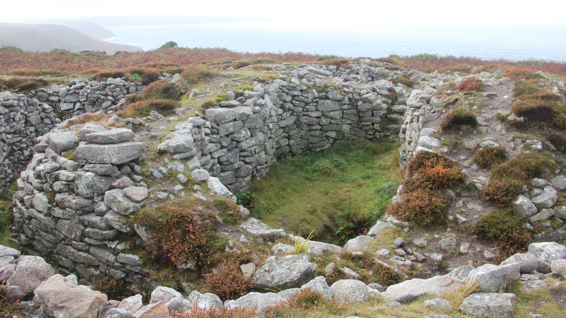 File:Ballowall Barrow (Carn Gluze) (21999106926).jpg