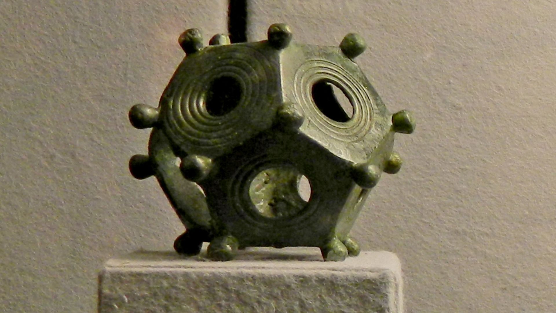 File:Römischer Dodekaeder im Museum Burg Linn-Krefeld.jpg