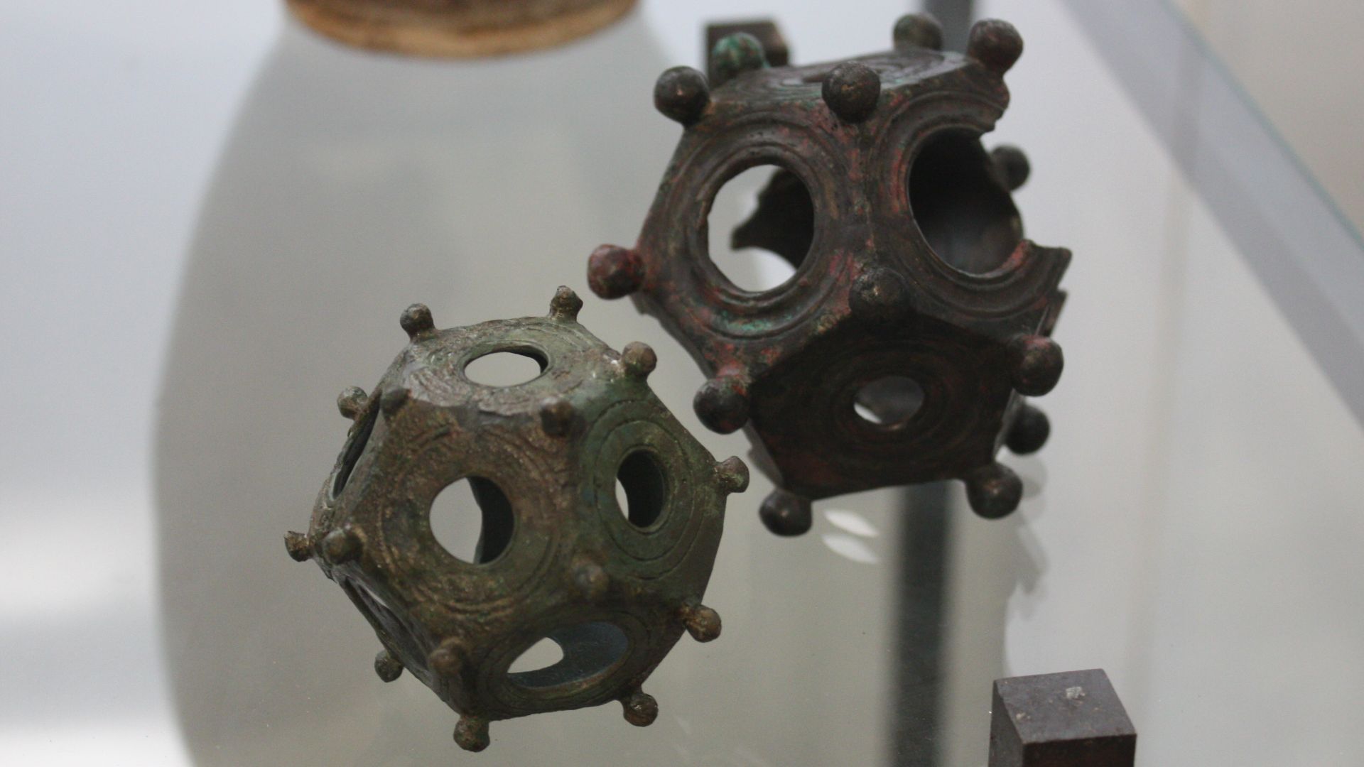 File:Musée archeo strasbourg dodecaedres en bronze.JPG