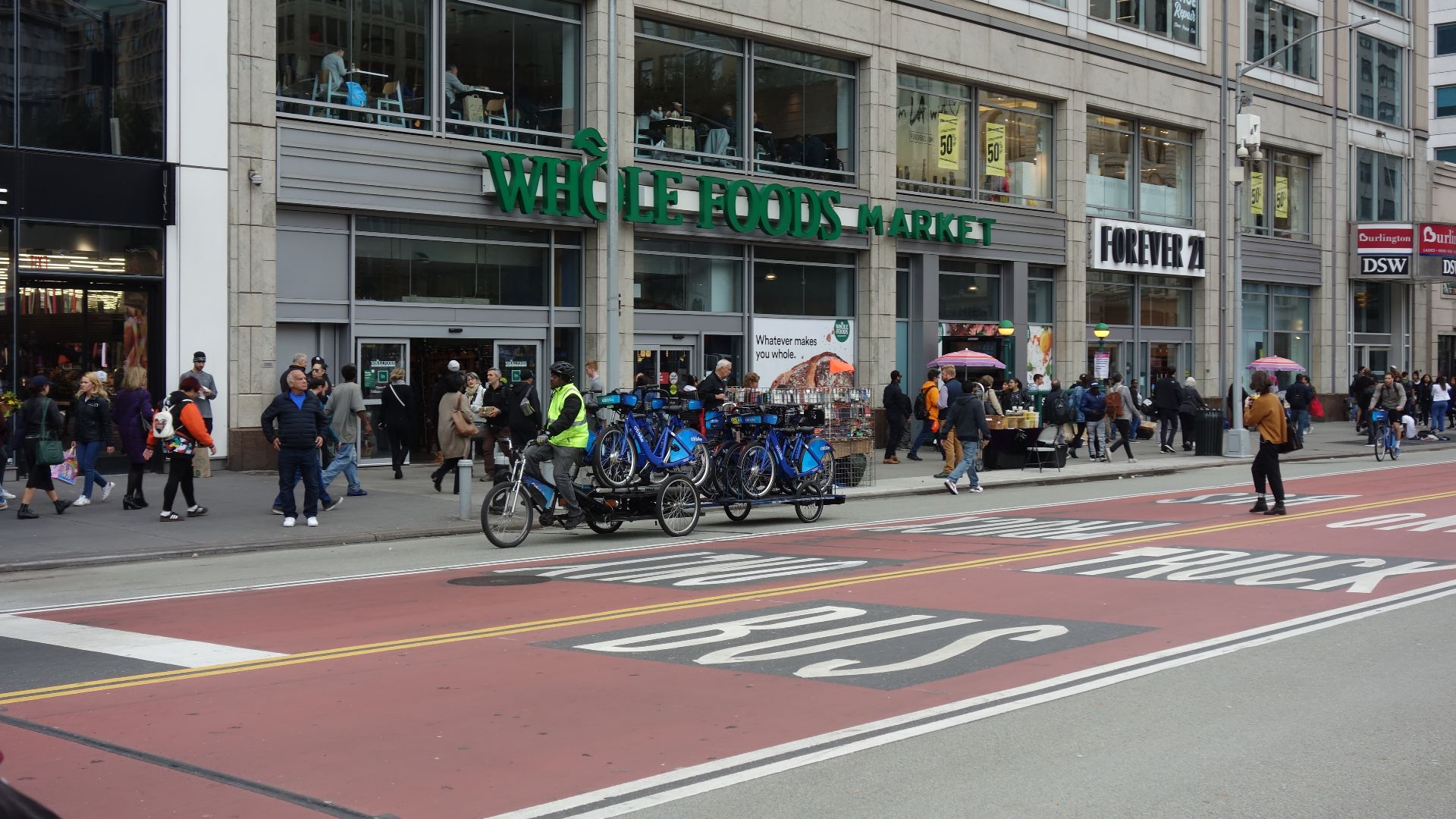 File:14th St Bway td (2019-10-28) 18 - 14th Street Busway, Citi Bike.jpg