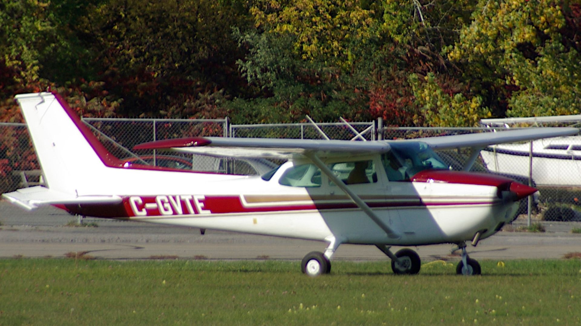 File:Cessna 172L Skyhawk (cn 60039, C-GVTE) 2011-10-08 Andre Gerwing Collection ID 005354.jpg