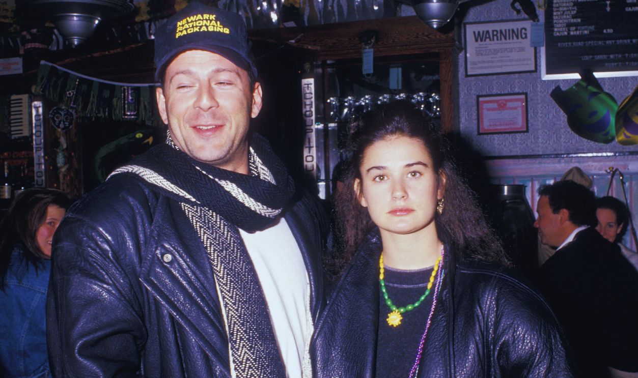 Gettyimages - 129458668, Celebrity Sightings at Ruby's River Road Cafe NEW YORK CITY - FEBRUARY 15: Actor Bruce Willis and actress Demi Moore on February 15, 1988 dine at Ruby's River Road Cafe in New York City.