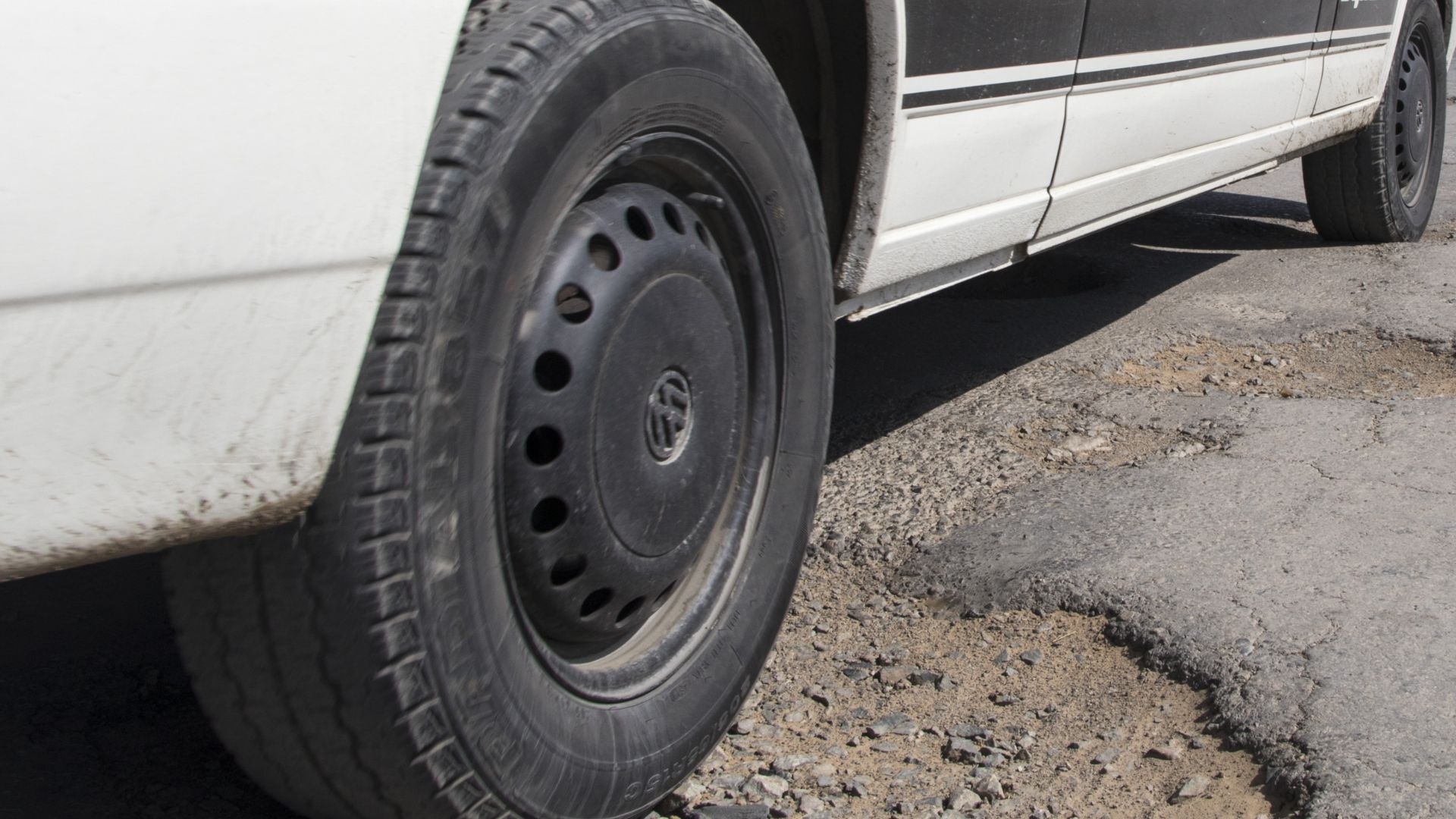 File:Side view of a Volkswagen T4 'Syncro' in Kazakhstan, 21-4-2017.jpg