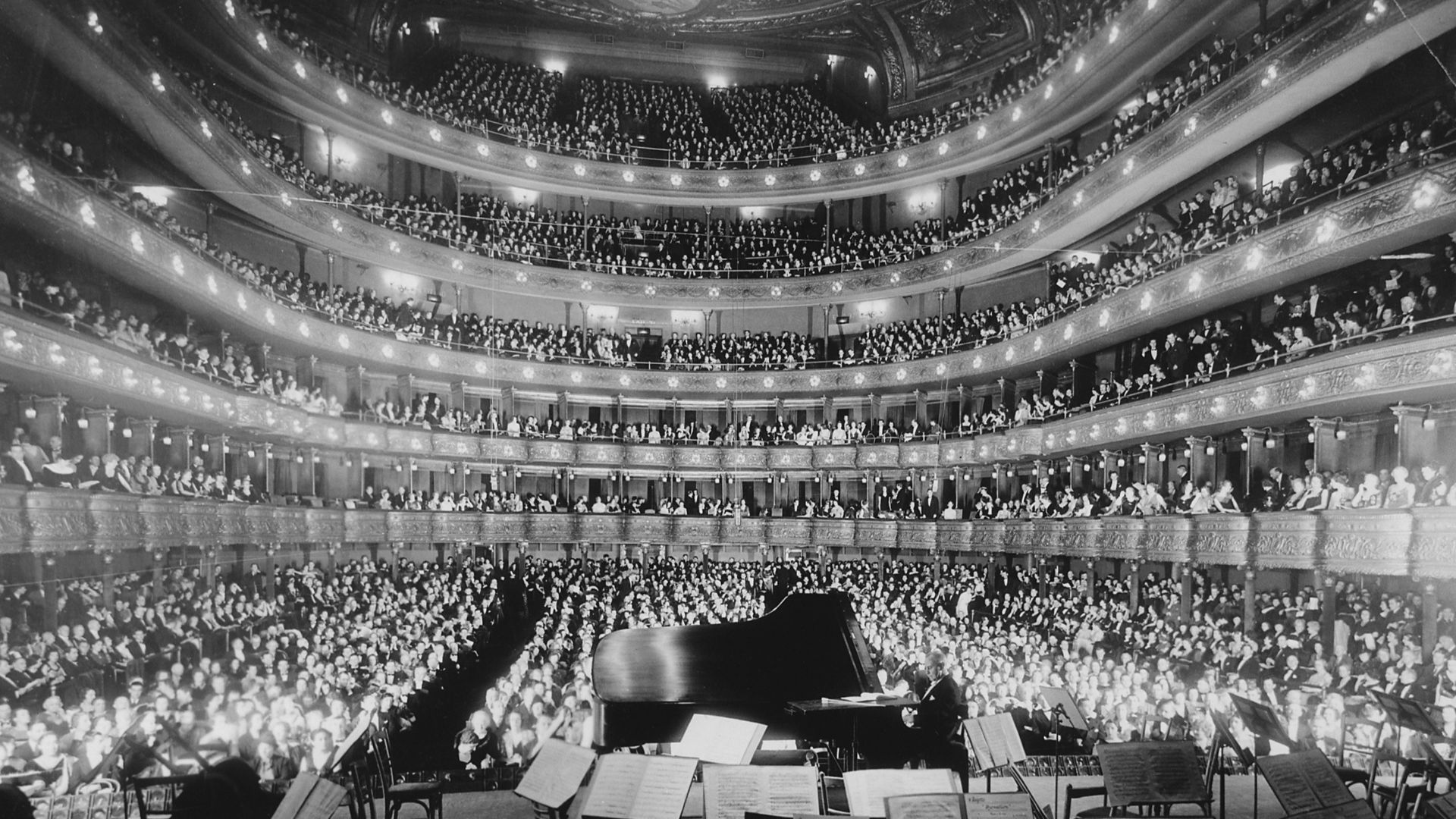 File:A full house, seen from the rear of the stage, at the Metropolitan Opera House for a concert by pianist Josef Hofmann, 1 - NARA - 541890.jpg