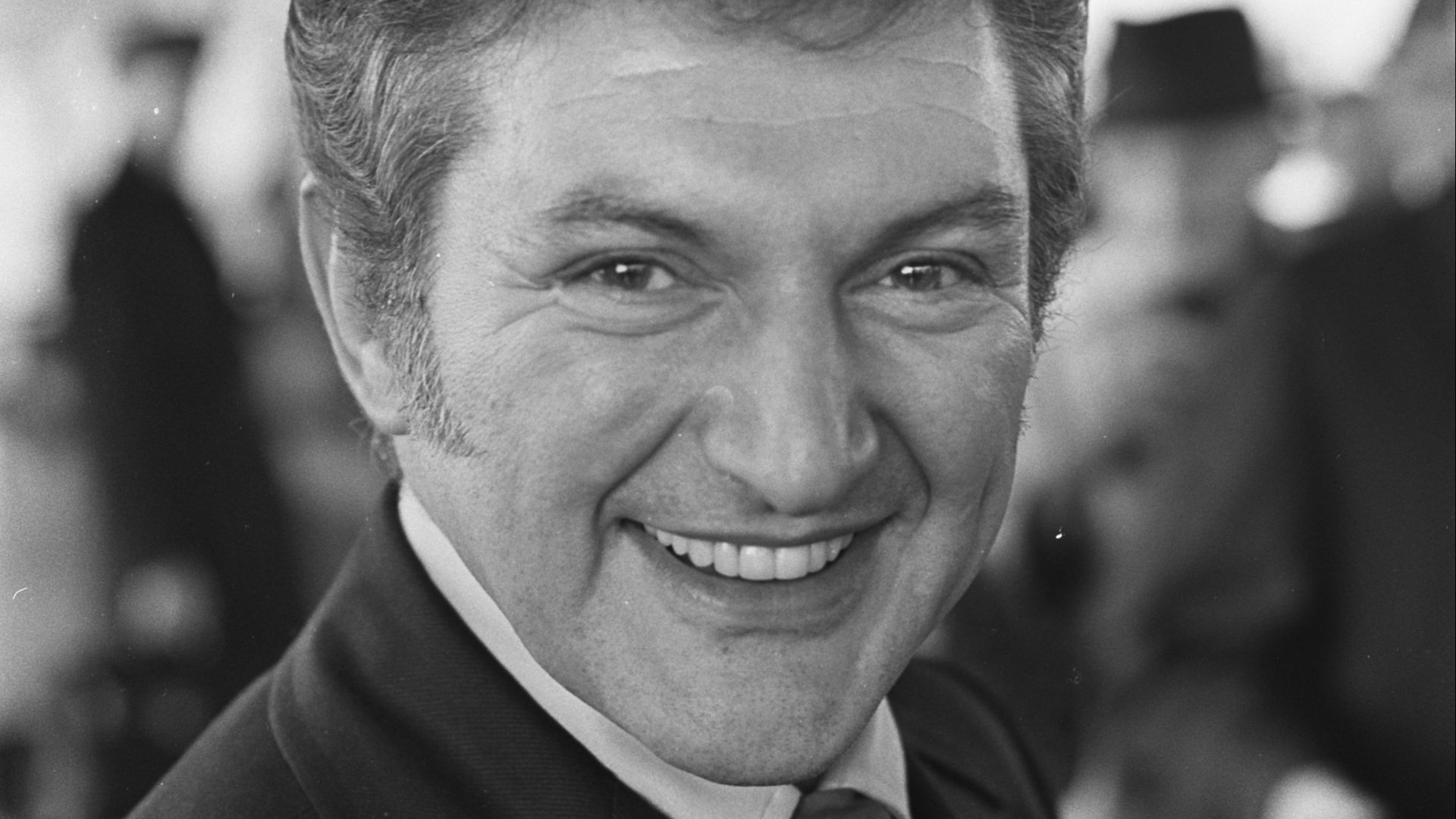 File:Aankomst Amerikaanse pianist Liberace op Schiphol, Bestanddeelnr 921-2379.jpg