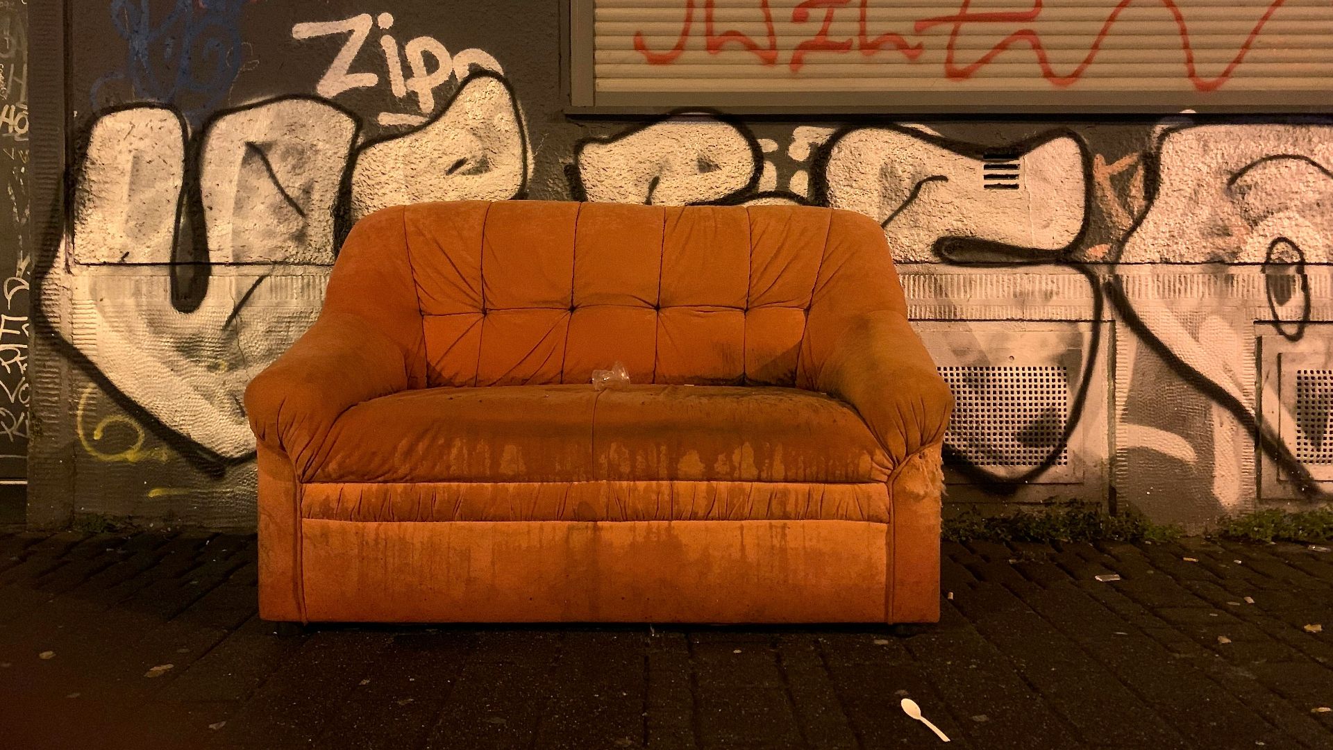 shallow focus photo of brown padded couch