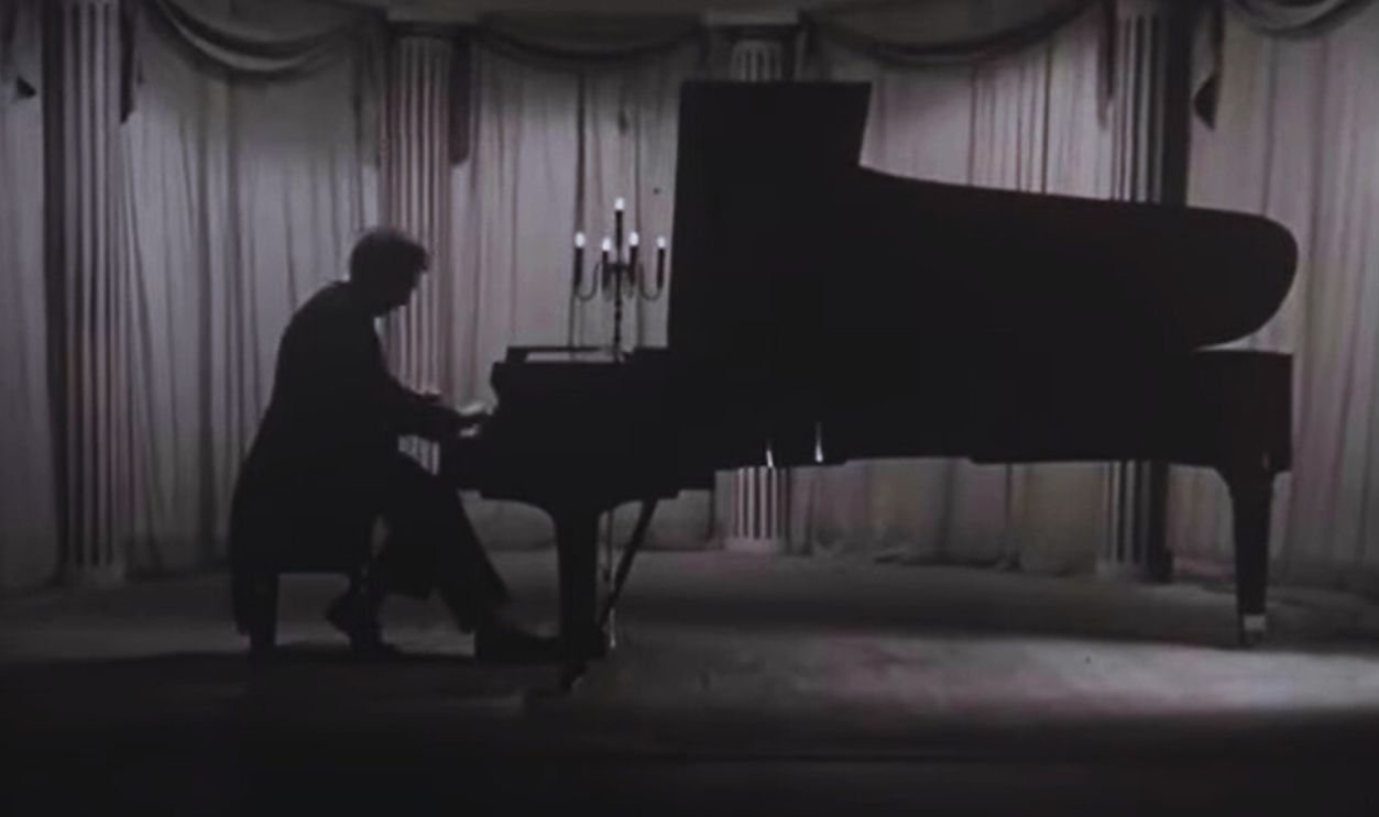 Screenshot from Liberace Show 1954 – Concert Tour (1954)