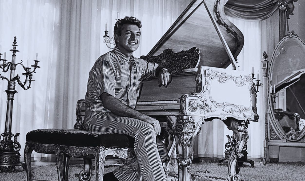 Gettyimages - 3172676, Golden Boy 1st November 1961: American entertainer Liberace (1919 - 1987) sits at a lavishly-decorated gold-leaf piano in the living room of his new $250,000 mansion in Hollywood, California. 