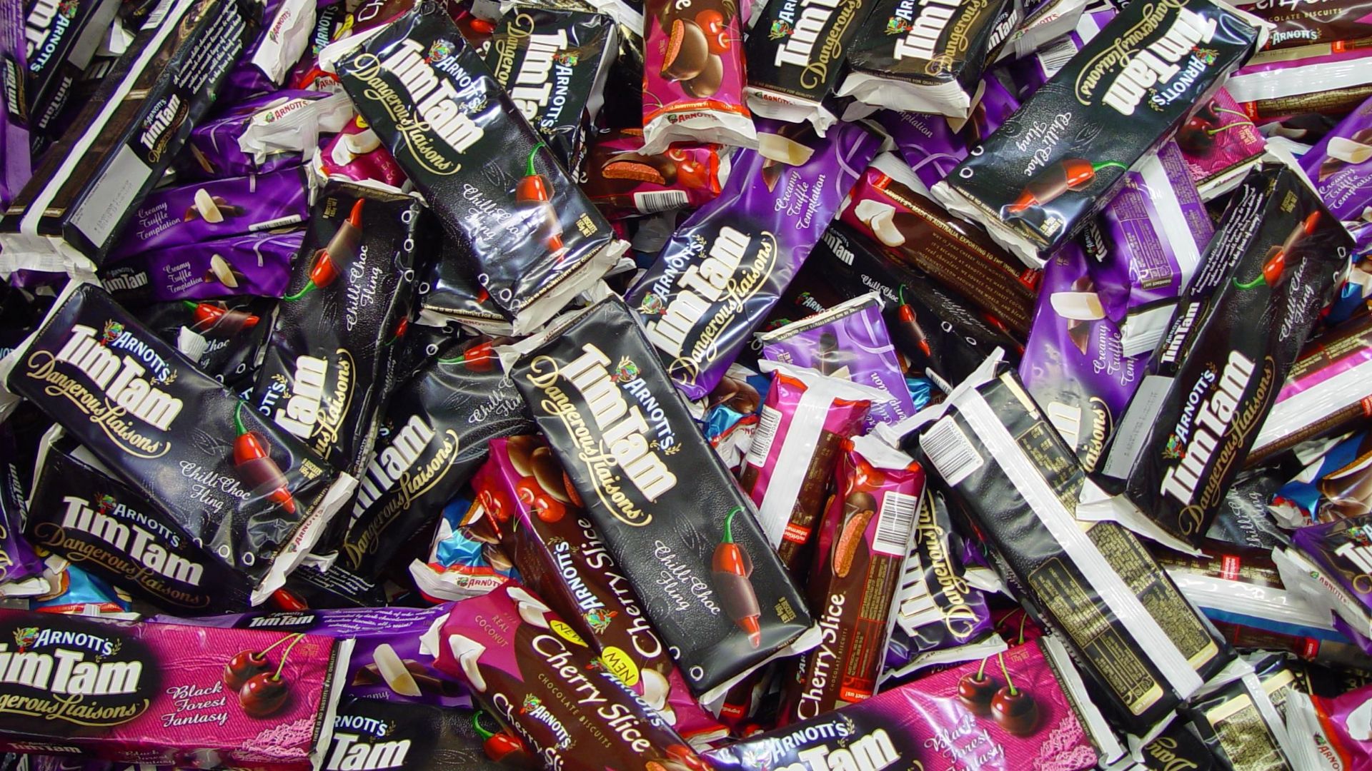 File:Endless packets of chocolate biscuits.jpg