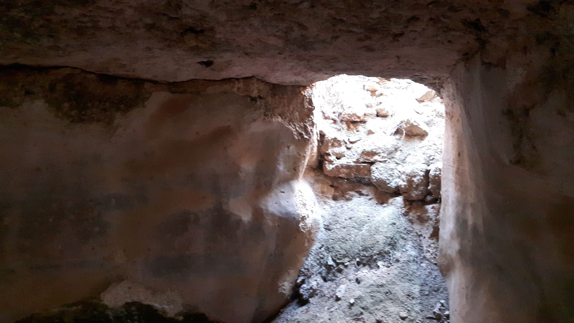 File:כניסה למאגר מים.jpg