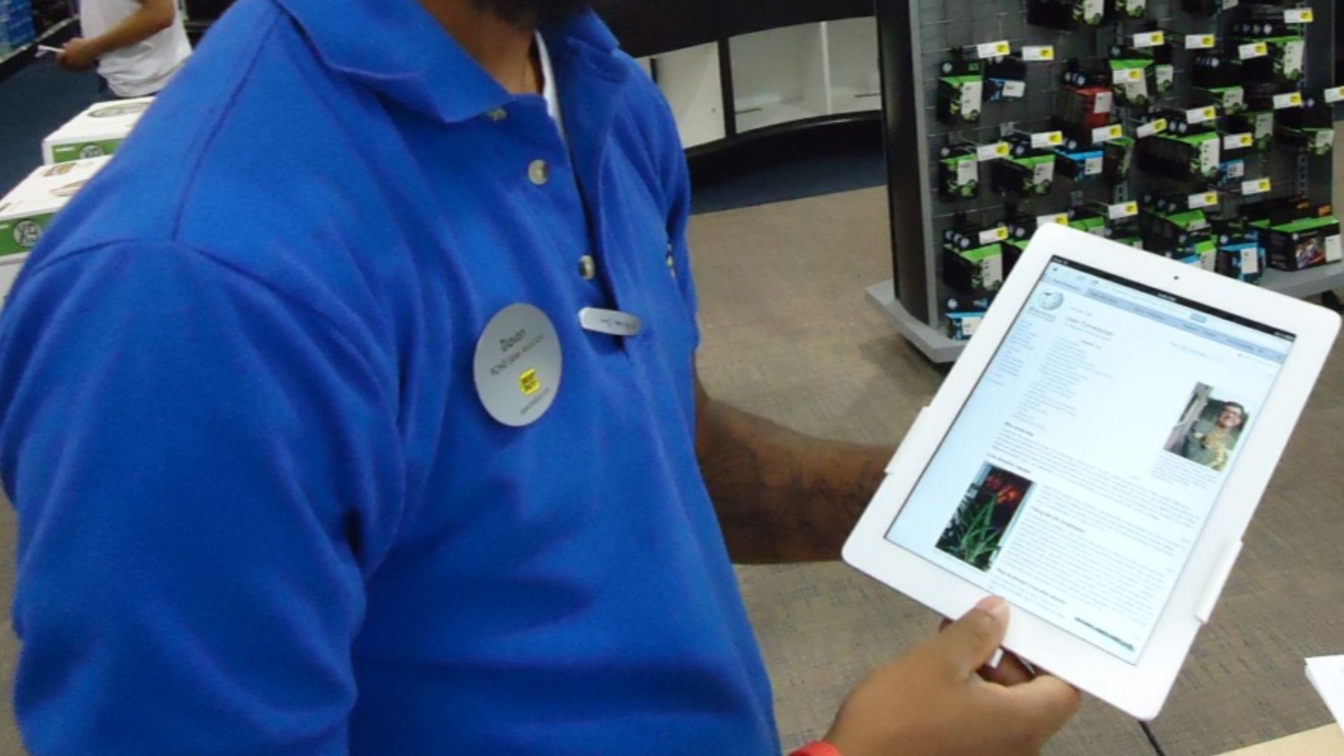 File:Salesperson at Best Buy demonstrating Apple IPad.jpg